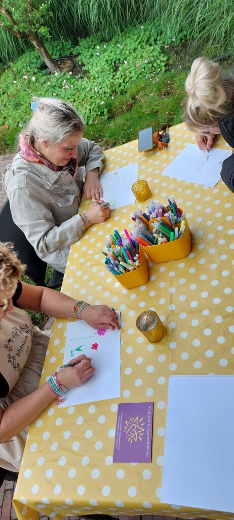 De speelse mini familie-opstelling werd eerder succesvol in groepsverband gegeven. De Shine Bright Sessie is individueel waardoor je lekker in je eigen energie kan blijven.