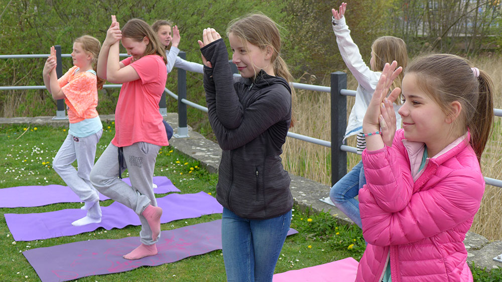Kinderyoga oefening de Arend op basisschool Lodijke Bergen op Zoom